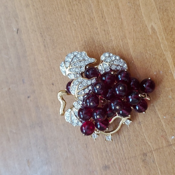 Nolan Miller cluster grapes pin brooch - Picture 2 of 4
